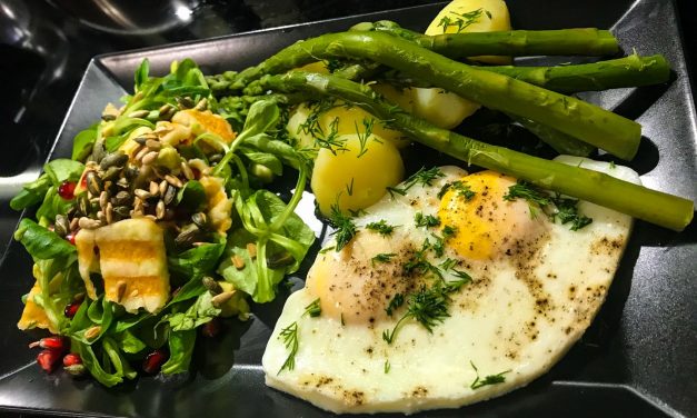 Jajka sadzone na Varomie z ziemniakami, szparagami i sałatką z roszponki z grillowanym serem halloumi