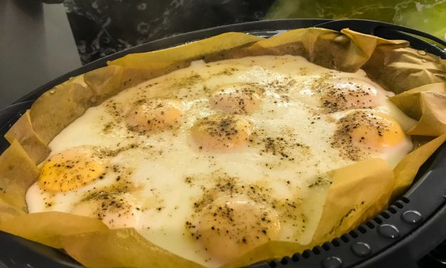 Jajka sadzone na Varomie z ziemniakami, szparagami i sałatką z roszponki z grillowanym serem halloumi