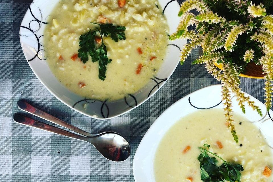 Zupa kalafiorowo-ziemniaczana z kabanosami