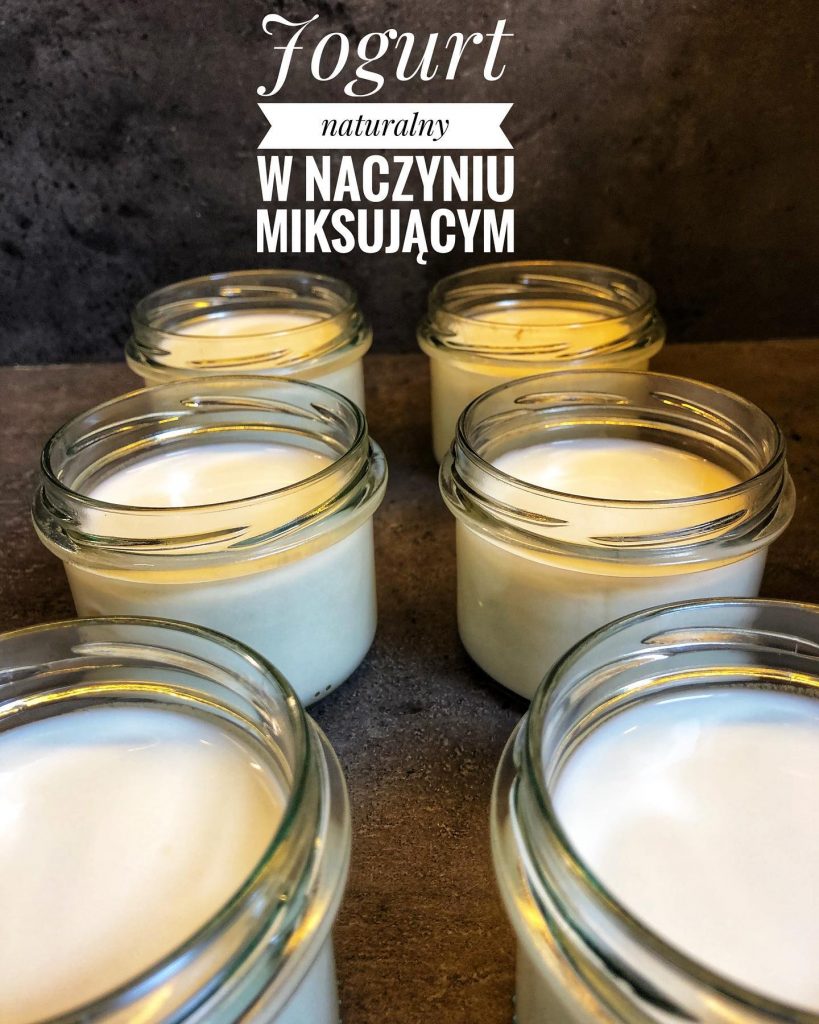 Jogurt naturalny w naczyniu miksującym